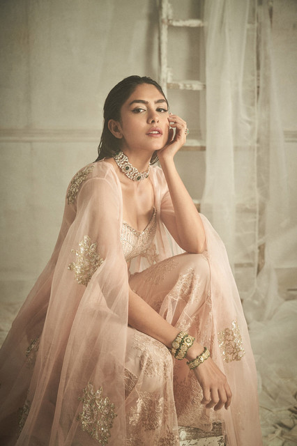 Mrunal-Thakur-10.jpg
