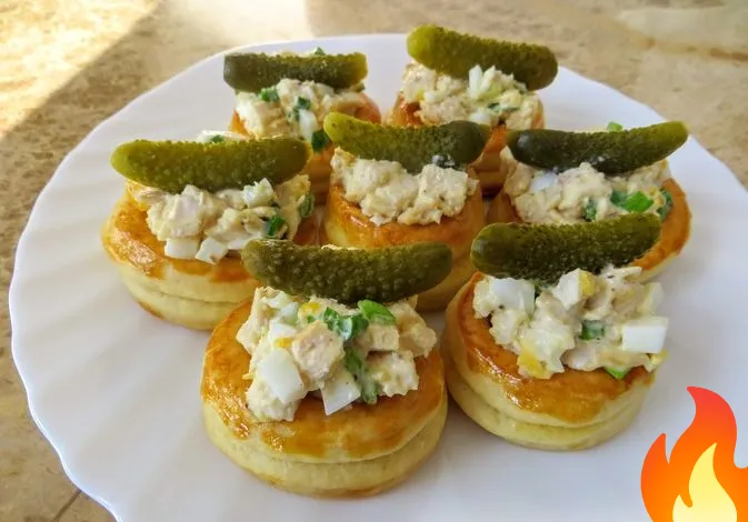 Постер Волованы с курицей, яйцами и маринованными огурцами