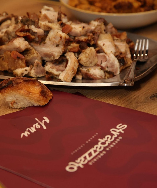 Porchetta servita su vassoio d'argento con menu Strapazzato