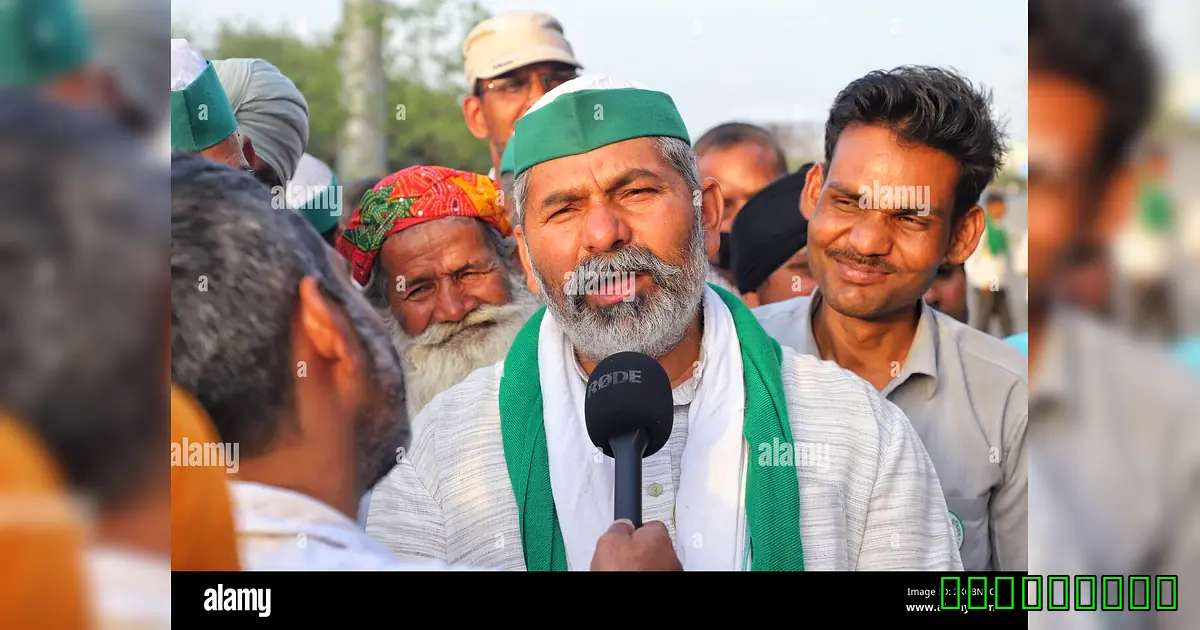 कैसे चौधरी चरण सिंह ने जमींदारी को खत्म कर किसानों को दिलाया असली हक! - A Man With A Beard And A Green Hat Is Surrounded By A Crowd Of People In The Background -