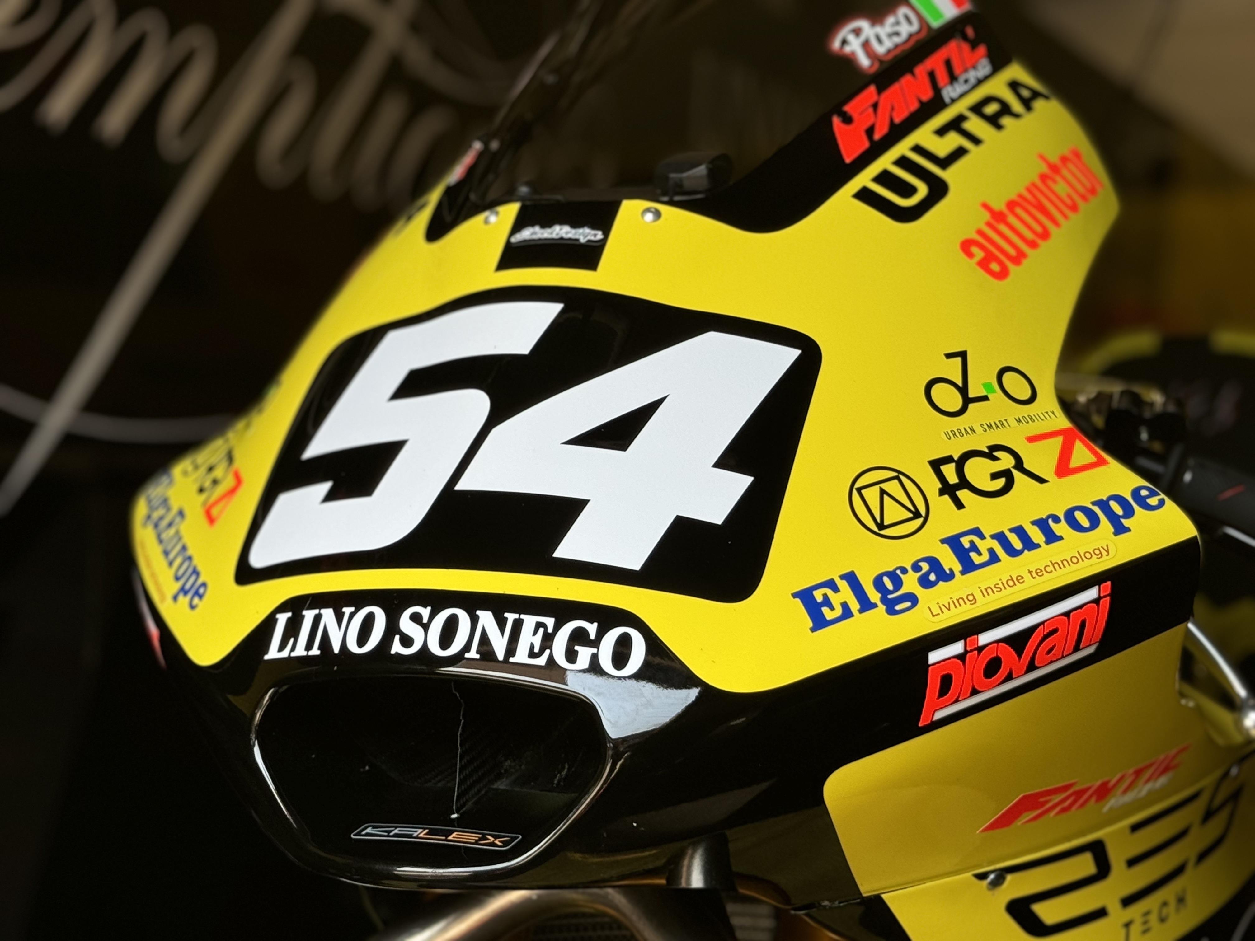 Stand oZ-o a EICMA 2025, padiglione 7 stand R24, con il poster di Mattia Pasini e il pannello promo abbonamento Essential