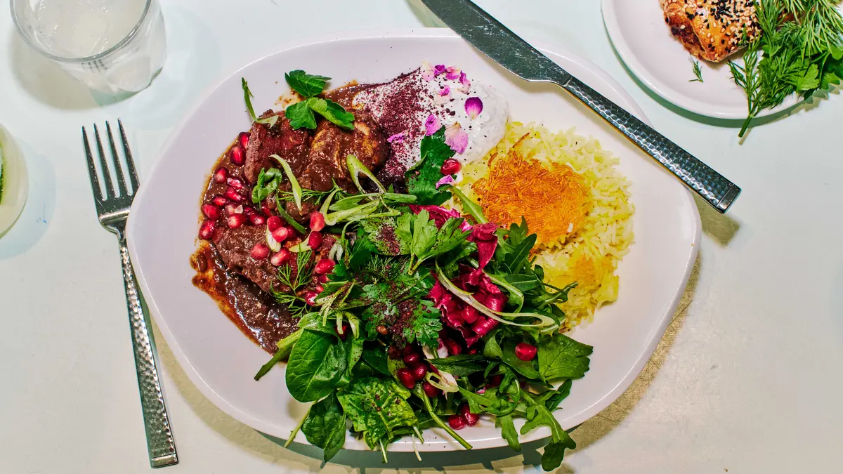 Berlin’s dining map now includes twelve restaurants that serve global flavors far beyond the classic currywurst, from Sichuan zhajiang noodles to Iranian tahdig, redefining the city’s culinary reputation.