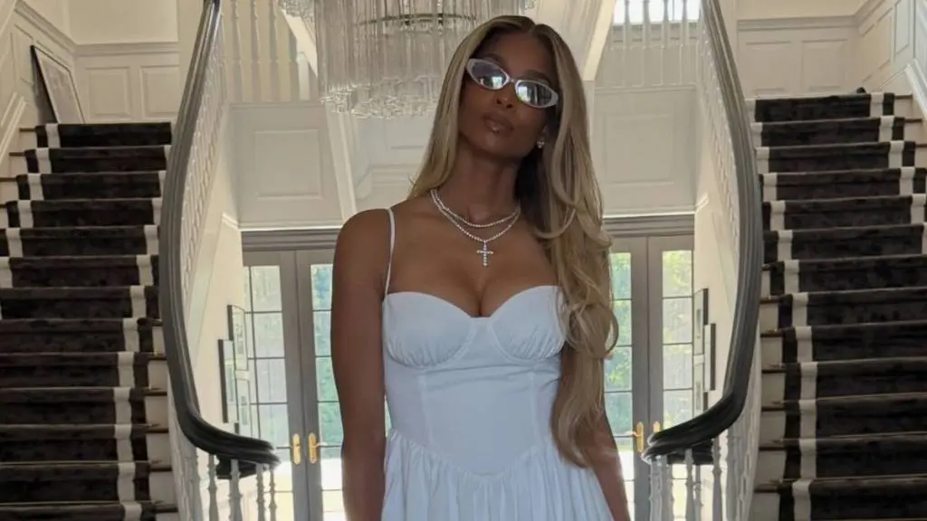 Ciara, o apariție memorabilă într-o rochie albă spectaculoasă