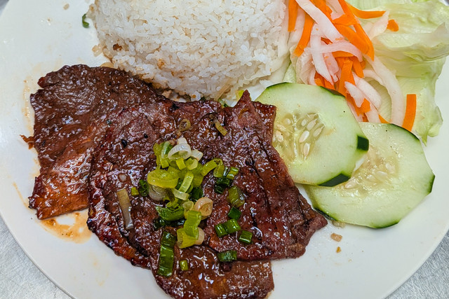 Broken-Rice-with-Grilled-Beef
