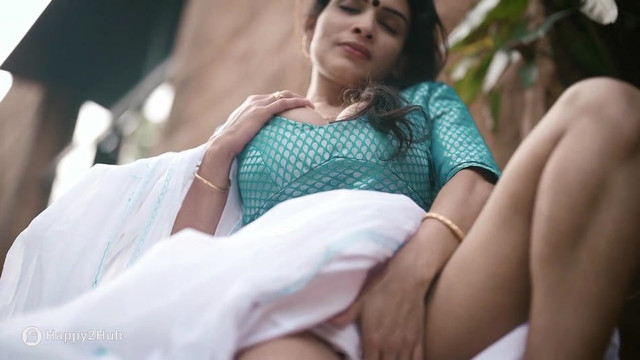 Resmi-R-Nair-Teasing-In-White-Saree-14