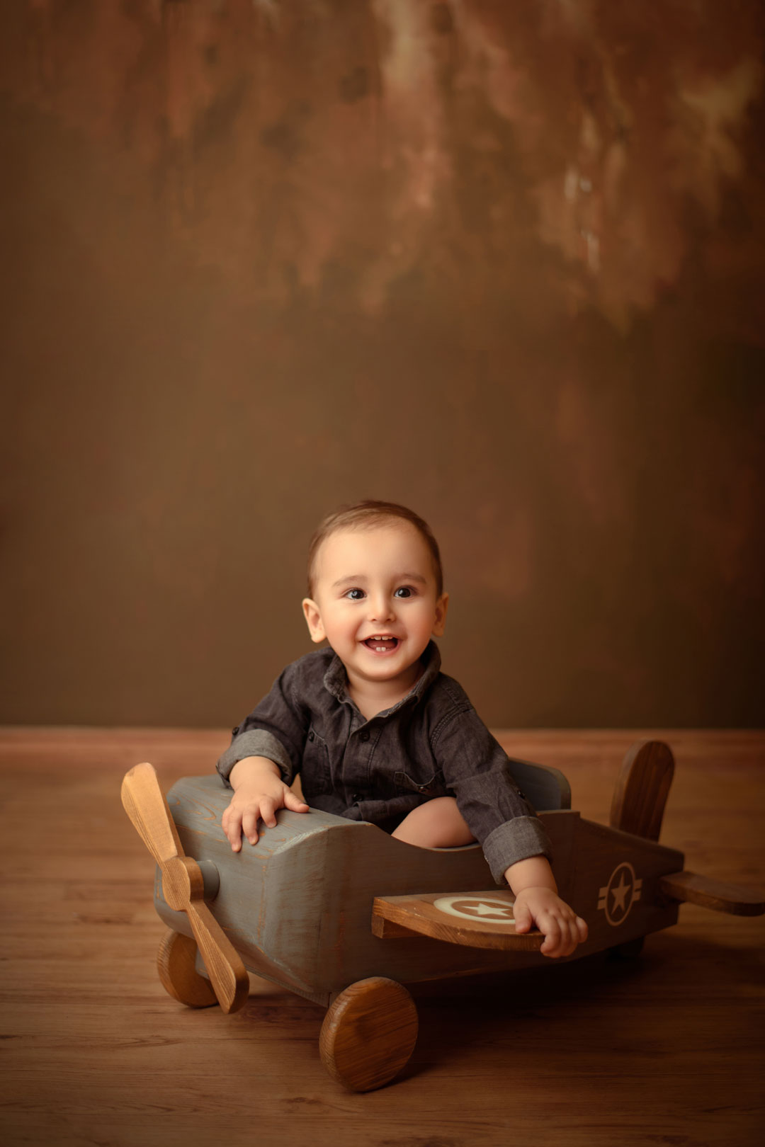 عکاسی کودک مشهد در فضای روشن مینیمال - آتلیه نویسا