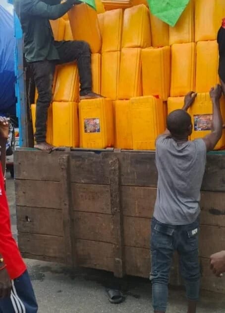 Nigeria Customs Service Foils Major Smuggling Operation, Seizes 3,310 Jerrycans of Foreign Vegetable Oil