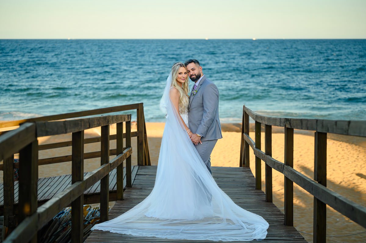 Retrato dos noivos ao entardecer na Praia do Estaleirinho após casamento no Bali Bistrô