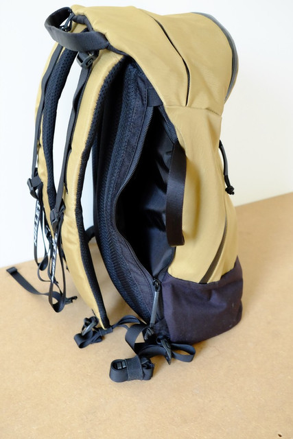 https://i.ibb.co/dJwwvHd/detail-back-pocket.jpg