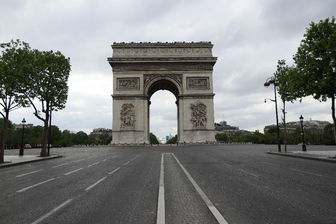 Arc de Triomphe de l'Étoile (ফরাসী ভাষায় ) এমনি সময়ে এই জায়গাটাকে এরকম অবস্থায় কখনো দেখাই হয়নি মানুষের ভিড়ের কারণে। লকডাউনের কারণে শুধুই নিস্তব্ধতা ও জনশুন্য।