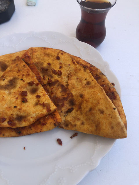 anın kahvaltısı. bilinir böyle şeyleri kahvaltıda sevdiğim. biberli ekmek-antakya