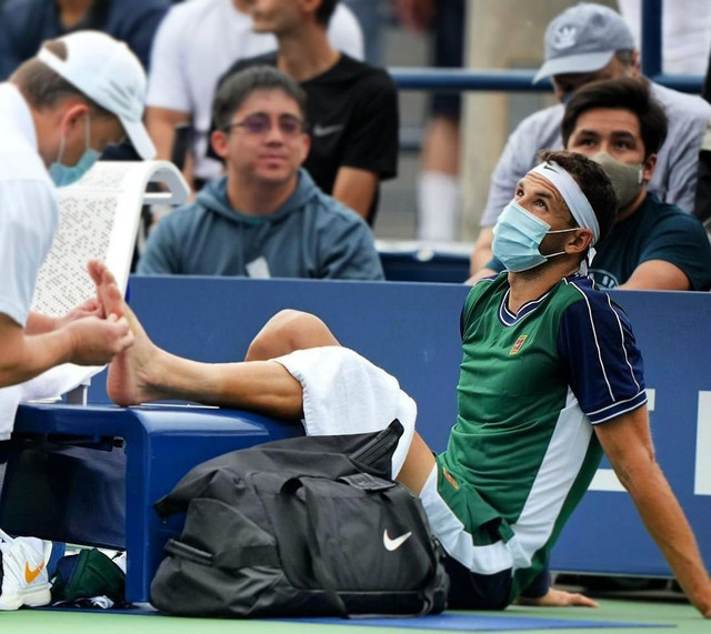 Grigor-footsie