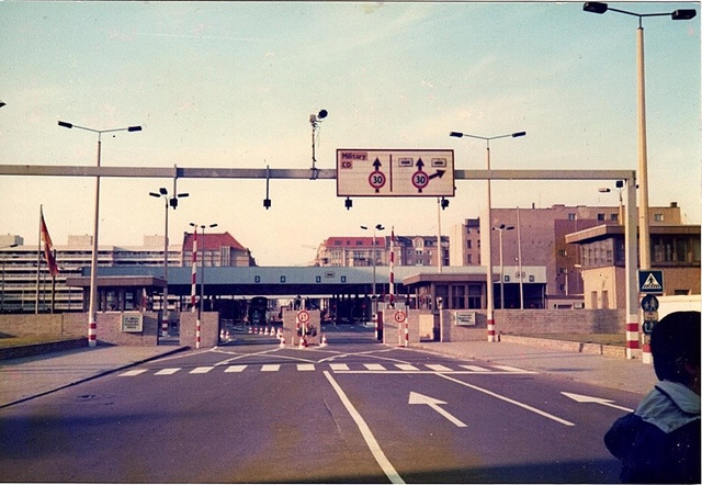 Checkpoint-Charlie-in-March-1989.jpg