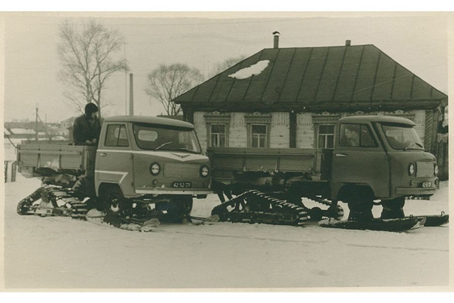 Работа над снегоходом началась в конце 1960 года. Снегоходный автомобиль УАЗ-451С был укомплектован сменным сезонным оборудованием для преодоления снежного бездорожья и целины. Вместо передних колес у него устанавливались металлические управляемые лыжи, а вместо задних — резино-металлические гусеничные движители. Лыжи и гусеницы — сезонное оборудование, устанавливаемое на зиму для движения по снегу, а в остальное время года автомобиль используется как обычный колесный. Такое решение позволяет значительно расширить область применения грузовика.Заводские испытания первого опытного образца начались зимой 1963 года, а в следующую зиму уже два новых образца проходили межведомственные испытания в Ульяновской области и республике Коми. В конце срока испытаний, зимой 1966 года, снегоходы прошли по маршруту Новосибирск — Омск — Кустанай — Уральск — Ульяновск. В условиях Сибири и Казахстана машины практически не встречали непроходимых снежных преград. Если в Коми, где снежный покров достигает двух метров, автомобили могли двигаться только по санно-тракторным дорогам, то в Западной Сибири и Казахстане глубина снега не превышает предела проходимости. Скорость по снежной целине достигала 15–20 км в час, по санно-тракторным дорогам -40-45 км в час. Дорожный просвет составлял 40 см. Грузоподъемность — 600–800 кг. Также на испытаниях было установлено, что переход с колесной ходовой части на полугусеничную занимает в полевых условиях время около 1 часа при работе двух человек.
