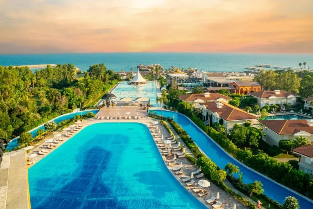 Zeci de români înșelați de o agentă de turism: vacanță la hotel fără rezervare