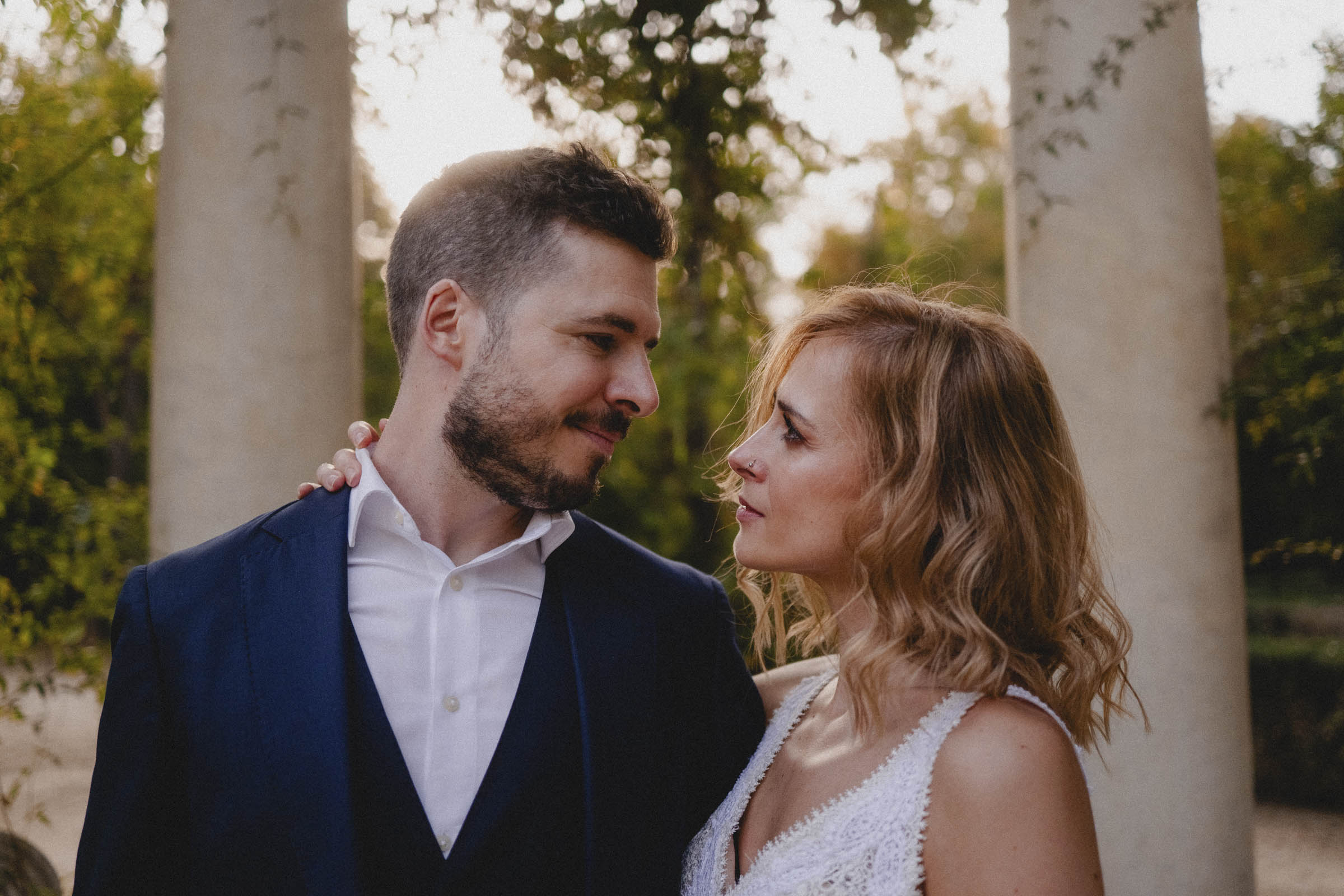 Novios abrazándose durante un reportaje de postboda en Madrid en el Palacio de Aranjuez