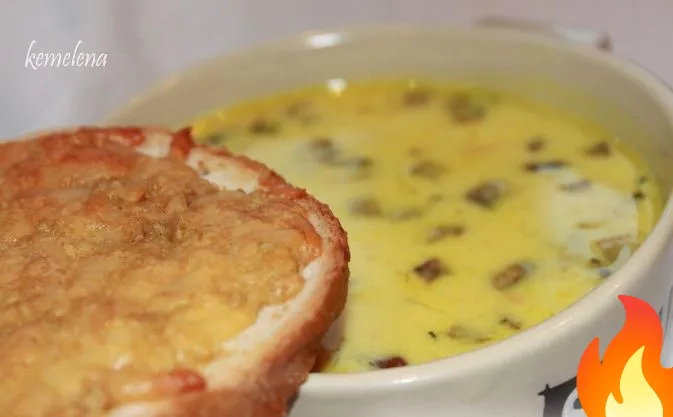 Постер Сливочный грибной суп с чесночно-сырными гренками