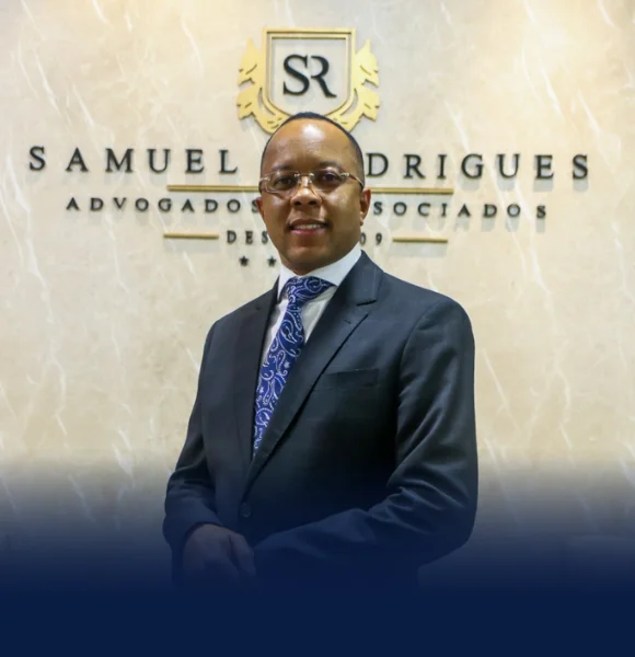 Dr. Samuel Rodrigues em retrato institucional no escritório
