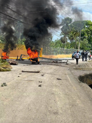    Quema de neumáticos en el sector El Mango de Licey al Medio por reclamos relacionados con el sistema cloacal   .