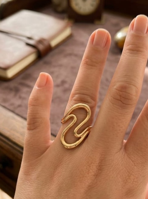 Comprar Anillo de Acero Inoxidable Dorado con Diseño de Ondas Abstractas en Honduras