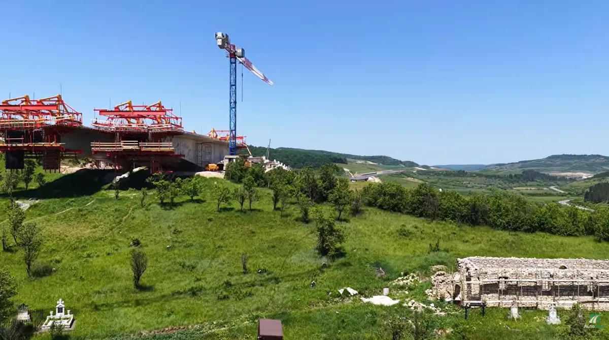 Pod spectaculos peste un cimitir, pe Autostrada Transilvania