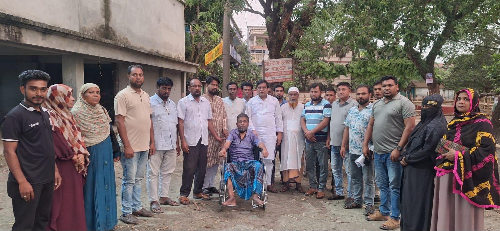শার্শায় প্যারালাইসিস আক্রান্ত মনিরকে হুইলচেয়ার উপহার দিল ইউনিটি ক্লাব