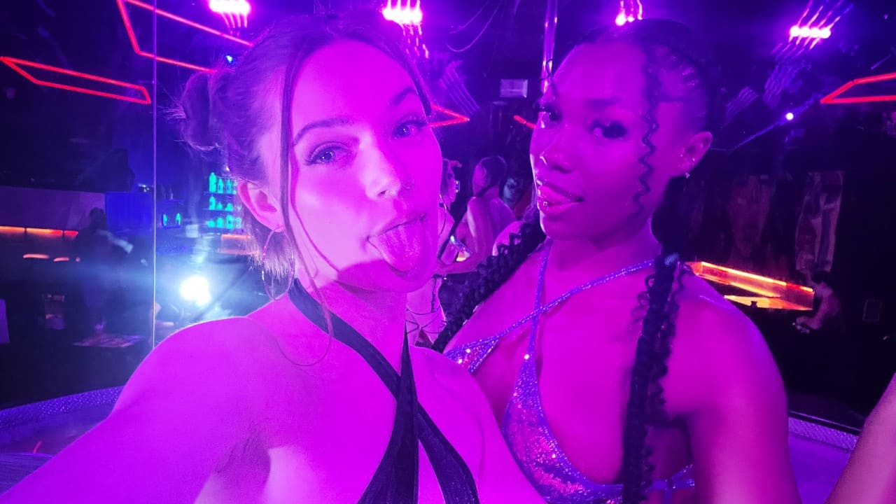 [Mofos] Juniper Ren, Alexis Perez – Sex In The VIP Room