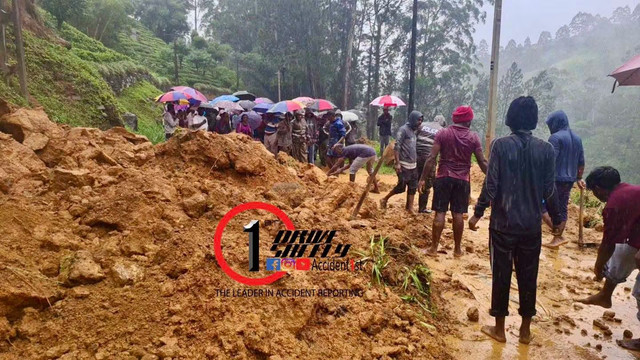 ஹட்டன் - பலாங்கொடை பிரதான வீதியின் திக் ஓயா பகுதியில் மண்மேடு ஒன்று வீதியில் சரிந்து வீழ்ந்துள்ளது.