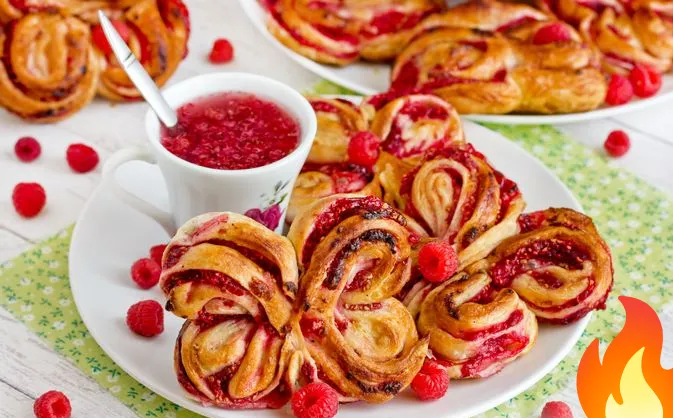 Фото Плюшки из слоёного теста с малиной