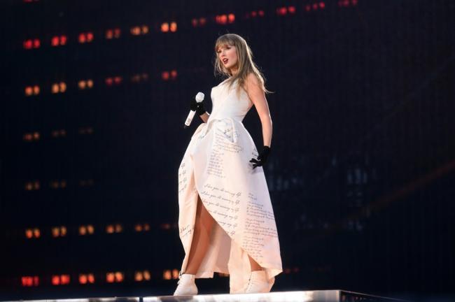 Swift ya había añadido a su gira una sección entera titulada “Tortured Poets Department” después del lanzamiento del álbum. Aquí lleva un vestido personalizado de Vivienne Westwood.Getty Images para TAS Rights Management