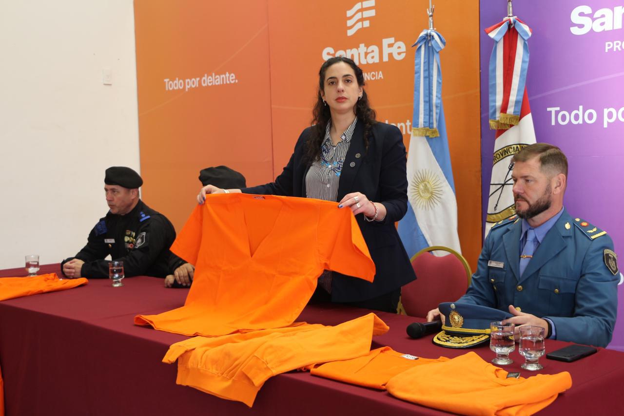 Uniformes naranjas para presos de alto perfil