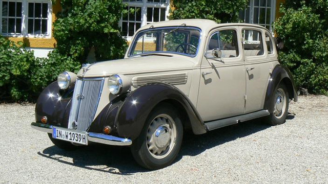 Wanderer W23 - автомобиль среднего бизнес класса. Выпущен был в 1937 году. Он отличался от своих предшественников большими габаритами, имел новый шестицилиндровый мотор и новую заднюю подвеску. Выполненную в виде жесткого моста с поперечной рессорой.Wanderer W23 - автомобиль среднего бизнес класса. Выпущен в 1937 году. Он отличался от своих предшественников большими габаритами, имел новый шестицилиндровый мотор и новую заднюю подвеску. Выполненную в виде жесткого моста с поперечной рессорой. Кроме того, электропитание системы было снижено с стандартных 12 до 6 Вольт. Автомобиль был доступен по цене бизнесменам среднего уровня тех годов. Что касается родного двигателя то он размещался спереди имел объем 2,65 литра и имел 62 лошадиных силы. Стандартная на те времна 4-х ступенчатая коробка передач расположенная в центре автомобиля, а не на руле, как было принято ранее. Автомобиль имел привод на заднюю пару колес. Было предусмотрено версию купе-кабриолет, 4-х дверной седан и пикап, специально для фермерского хозяйства. За всю историю выпуска было продано всего 7900 автомобилей, и в начале второй мировой, для службы рейха было довыпущено еще 100 автомобилей. В предвоенный и после военный период, на смену W23 приходит W52. Он имеет тот же двигатель, но более длинную колесную базу и более просторный салон. Из-за низкого спроса, было выпущено и продано всего 1400 экземпляров. В52 был доступен в кузове седан с шестью окнами и двухдверный кабриолет с 4 окнами. В послевоенный период, дела завода были плохи, а разгромленные станки не позволили начать новое производство. В наше время, сохранилось мало таких автомобилей, их в основном используют для торжественных событий, или для эскорта высокопоставленных особ.Двигатель:
Объем двигателя: 2632 куб.см
Расположение цилиндров: рядное
Количество цилиндров: 6
Количество клапанов: 12
Диаметр цилиндра и ход поршня: 100.00 × 75.00 мм
Расположение двигателя: продольное
Размещение двигателя: спереди
Механизм газораспределения: боковые клапаны
Максимальная мощность: 61 / 45.5 / 3500 л.с./квт при об/мин
Подача горючей смеси: без наддува (атмосферник)
Привод: задний
Кузов
Тип: седан
Кол-во дверей: 4
Количество мест: 5
Высота: 1630 мм
Ширина: 1720 мм
Задняя колея: 1420 мм
Передняя колея: 1450 мм
Объем бака: 63 л
Снаряженная масса: 1330 кг
Колесная база: 2900 мм