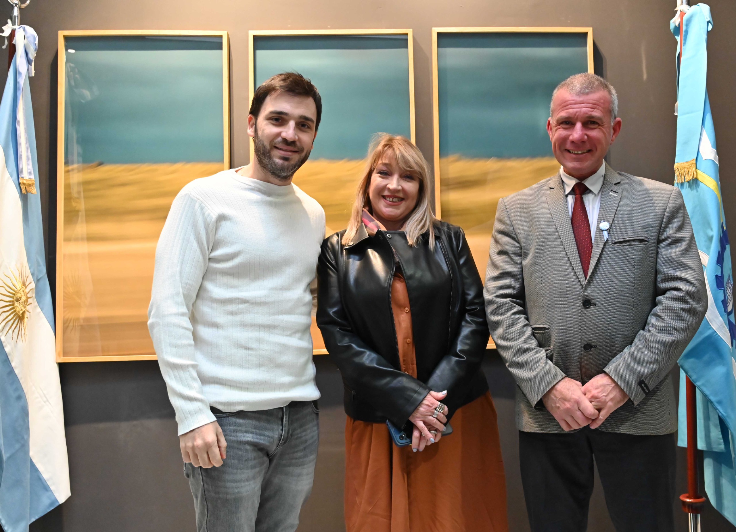 Torres y James.jpg Torres se reunió con James, quien se comprometió a adherir a la Ley de Promoción Turística