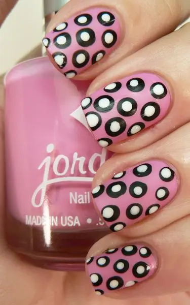 Tendințe în manichiură: unghii cu puncte polka