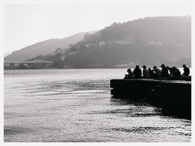 Ría de Ferrol in monochrome: guys on the small pier, spring’s first quiet. Ría de Ferrol in monochrome: guys on the small pier, spring’s first quiet.