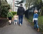 Părinții Lucrători din UK se Confruntă cu Dilema Vacanței de Vară