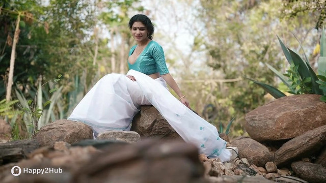 Resmi-R-Nair-Teasing-In-White-Saree-7
