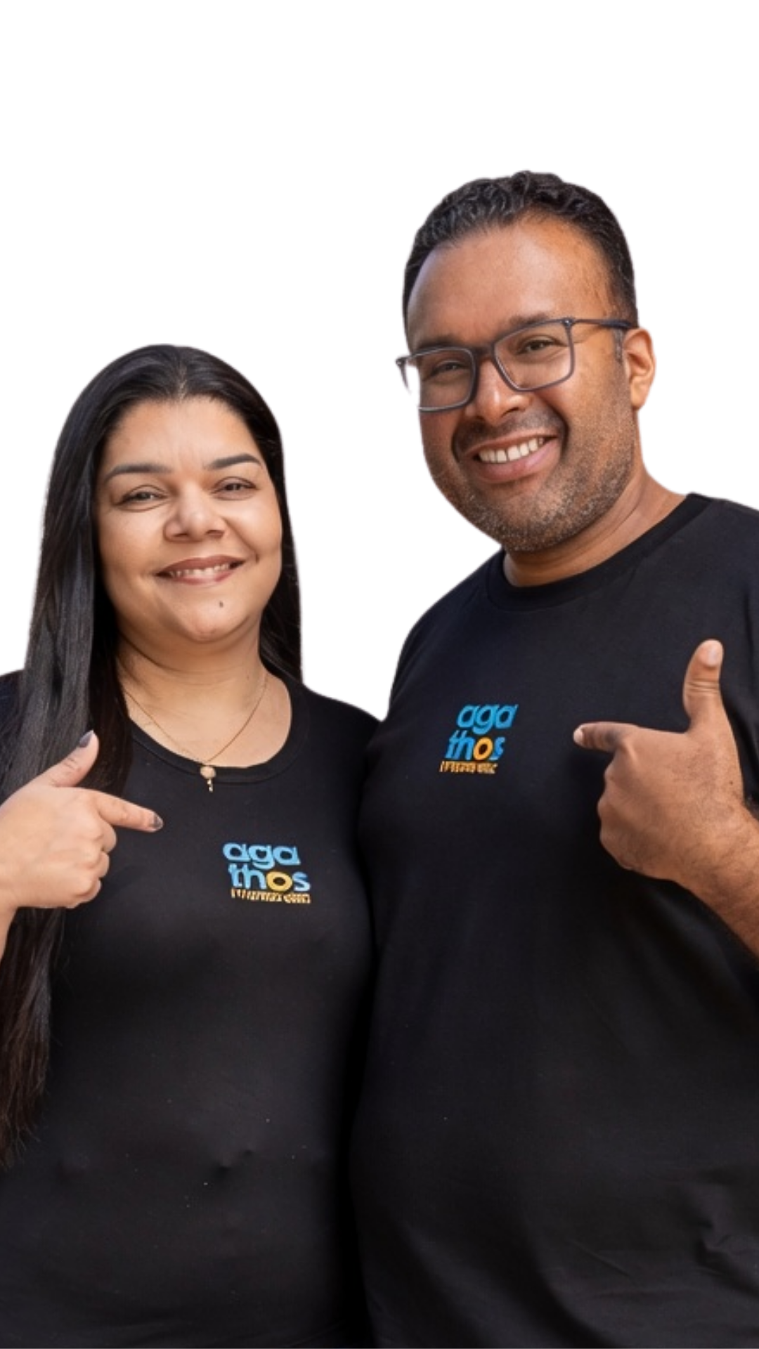 Jesse e Edileide — fundadores da Agathos, vestindo camisetas personalizadas