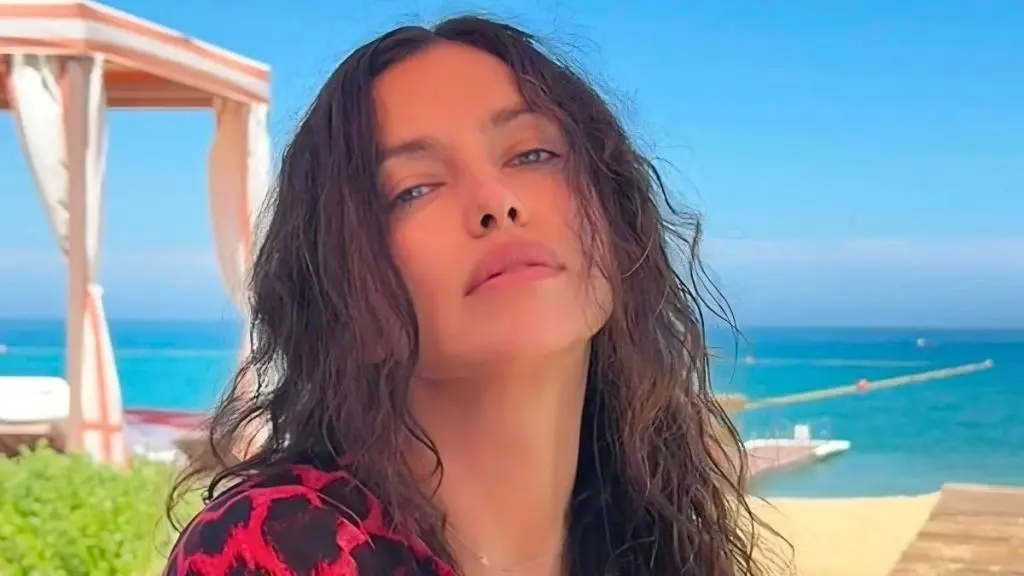 Irina Shayk, apariție răvășitoare într-o mini-rochie Dolce & Gabbana