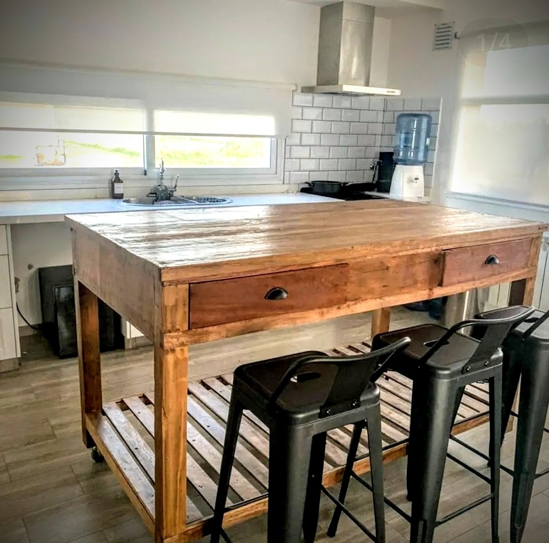 Isla con banquetas en cocina de cliente