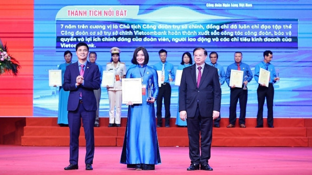Phó Tổng giám đốc Chủ tịch Công đoàn TSC Vietcombank nhận giải thưởng Nguyễn Văn Linh
