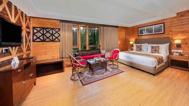 Resort hotel in Gulmarg with mountain views