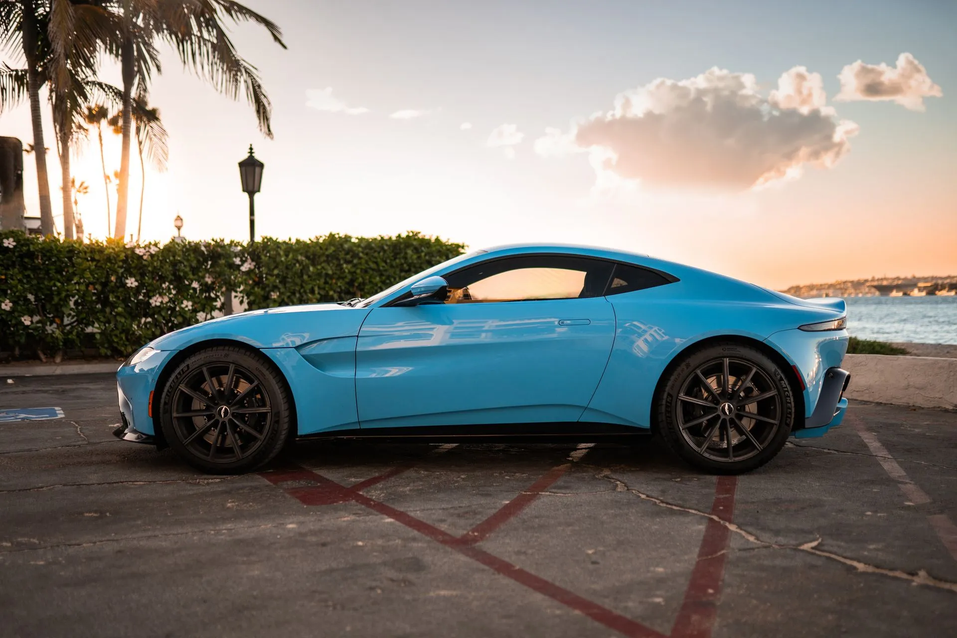 Aston Martin Vantage photo 3