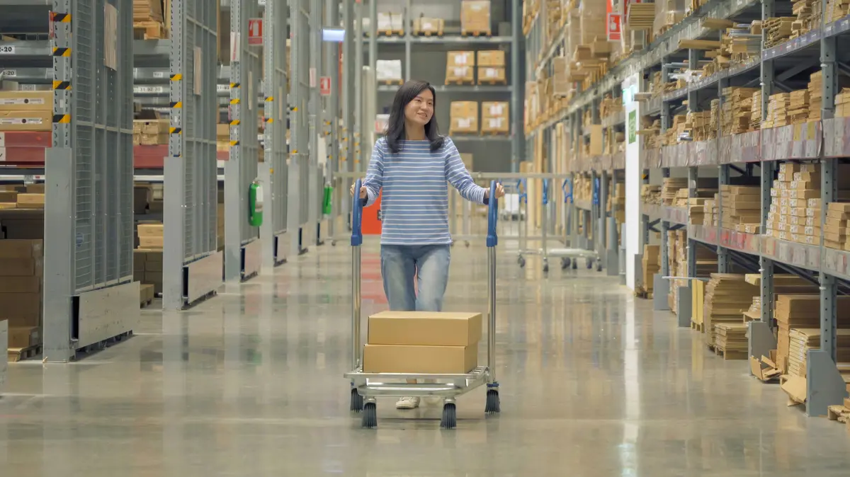 Masa inovatoare IKEA oferă soluții inteligente de stocare în aer liber