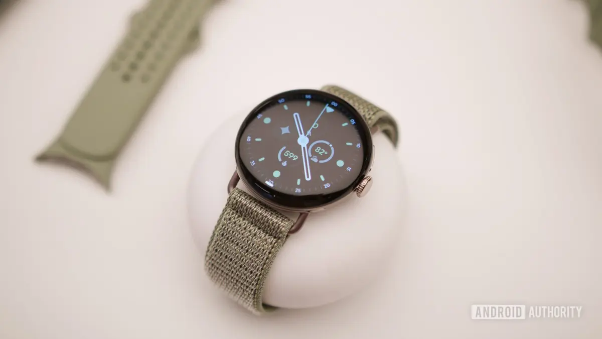 Google lansează Pixel Watch 5: Mai mult spațiu, baterie mai bună și Gemini AI