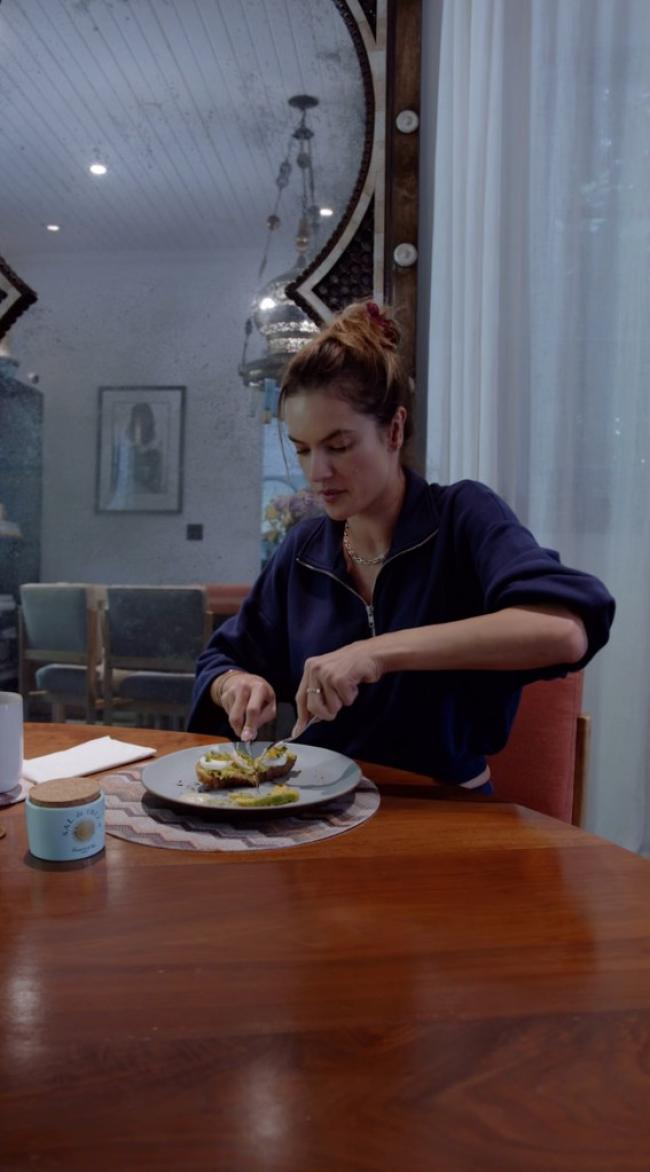 La ex ángel de Victoria's Secret compartió su desayuno saludable de huevos y tostadas de aguacate en un video compartido en su Instagram el jueves.Instagram/@alessandraambrosio