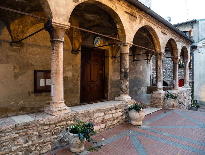 Santa Maria Maggiore - kerk - Sirmione historische bezienswaardigheden - www.LuxeTentHuren.nl