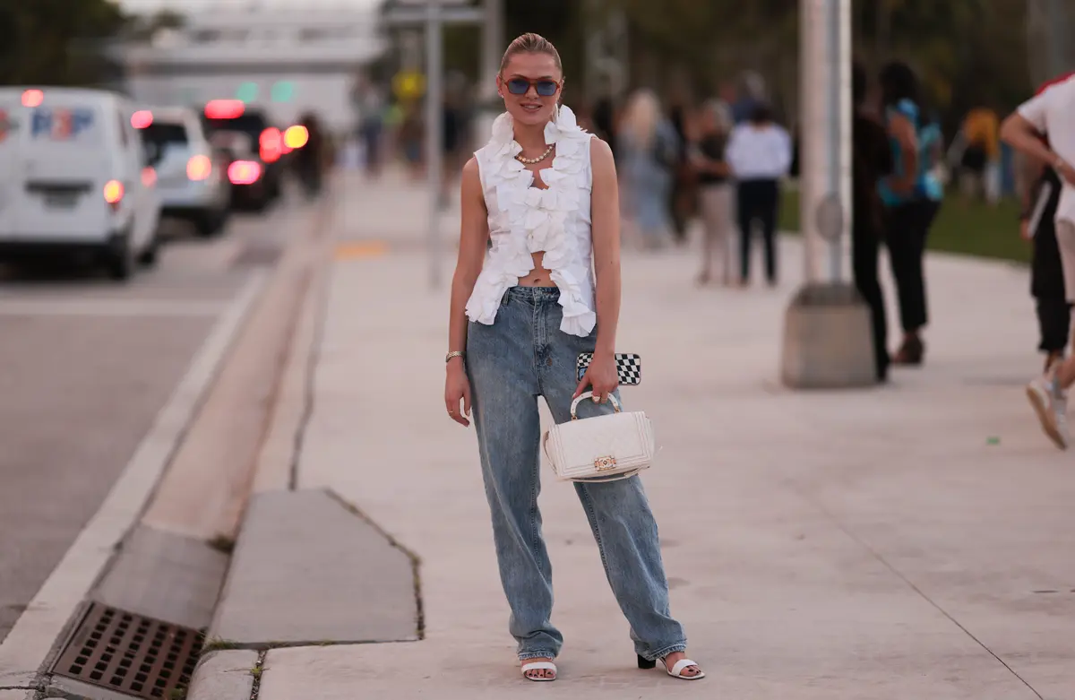 Bluza albă și denim: combinația perfectă pentru vară