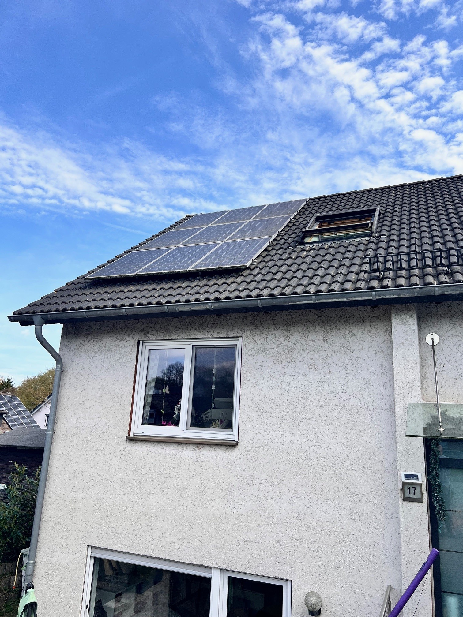 Privathaus im Oberbergischen mit verschmutzten Solarmodulen – trotz schrägem Dach setzt sich Schmutz fest, weil der Standort entscheidend ist