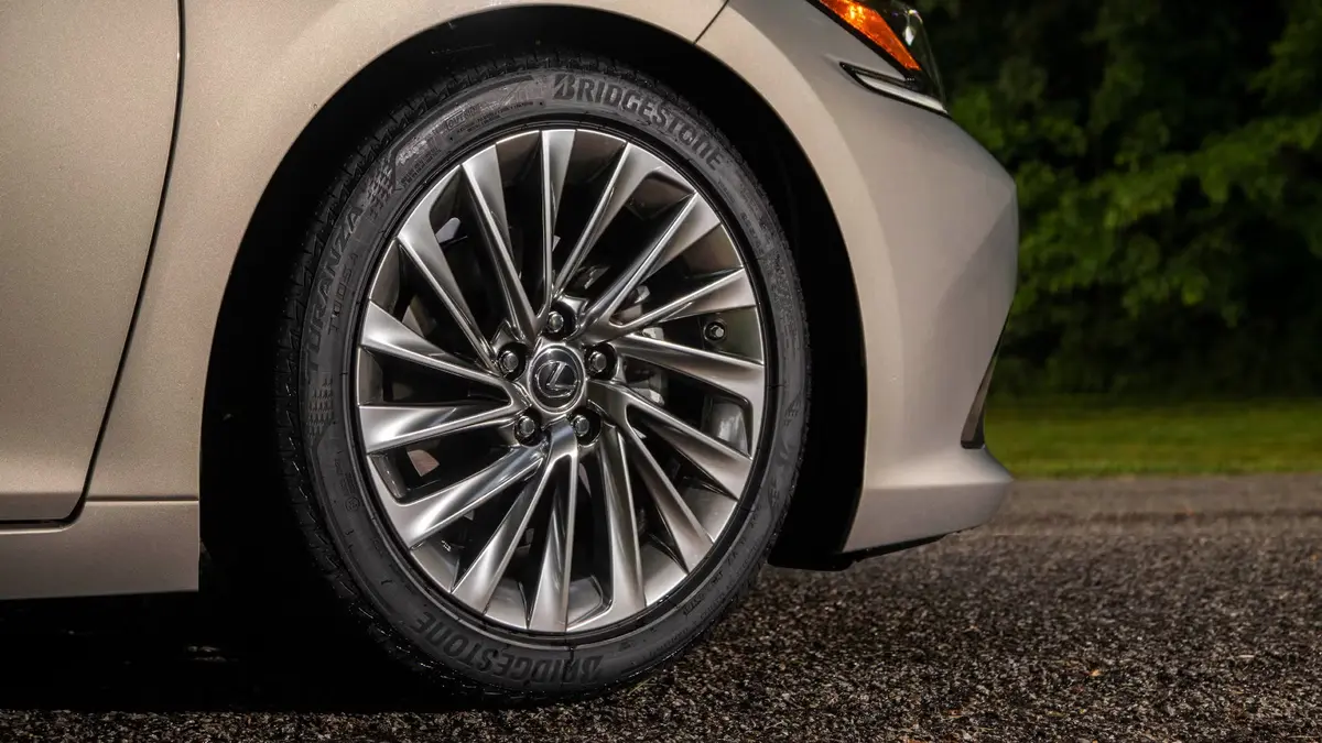 Hybridul de lux bate noul Camry la preţ, fiabilitate